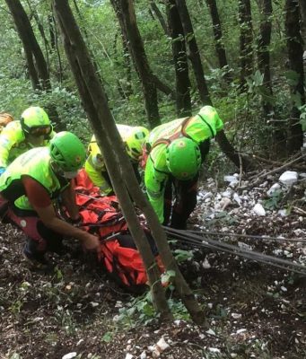 Cade sul sentiero durante una camminata, recuperata con l’elisoccorso