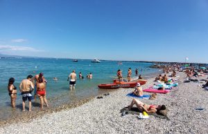 Desenzano: si tuffa nel lago e non riemerge. Ricerche in corso