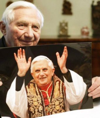 Lutto per il Papa emerito, è morto il fratello Georg