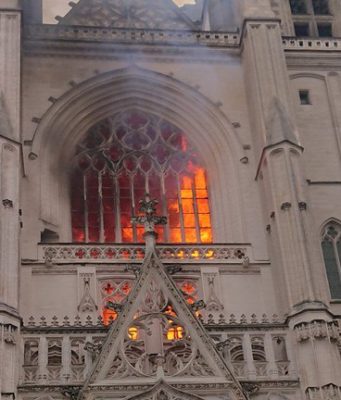 Francia: fuoco nella cattedrale di Nantes