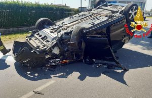 Violento ribaltamento a Calcinato: sull’auto una donna e un bambino