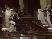 Cinque Stelle protestano in Consiglio regionale: “Fontana riferisca sui camici”