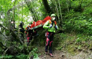 Scivola e si frattura una gamba: soccorso un uomo in Val Canè