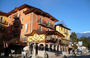 Cimeli fascisti all’hotel Avio di Temù. L’Anpi camuno denuncia