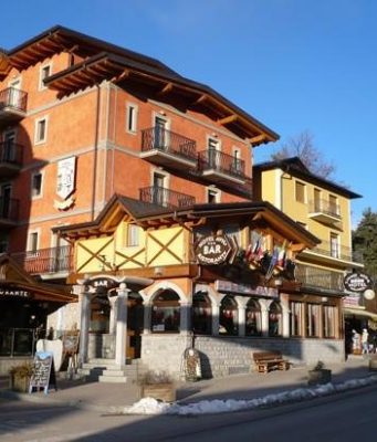 Cimeli fascisti all’hotel Avio di Temù. L’Anpi camuno denuncia