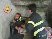 Esine: i Vigili del Fuoco salvano una civetta intrappolata