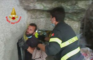 Esine: i Vigili del Fuoco salvano una civetta intrappolata