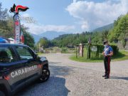 Minaccia i gestori del crossodromo con un fucile detenuto illegalmente. Arrestato