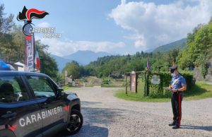 Minaccia i gestori del crossodromo con un fucile detenuto illegalmente. Arrestato