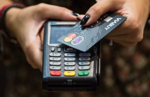 Sconto per chi paga con la carta: arriva il bonus per spingere i consumi