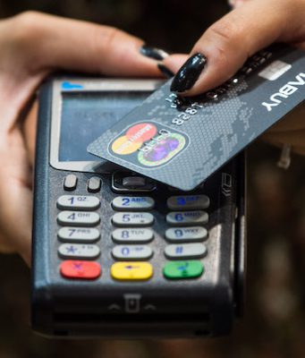 Sconto per chi paga con la carta: arriva il bonus per spingere i consumi