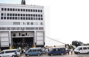 Migranti, la nave quarantena rimane al largo di Lampedusa