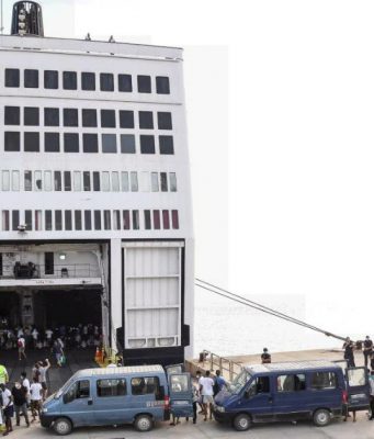Lampedusa, migranti trasferiti sulla nave quarantena