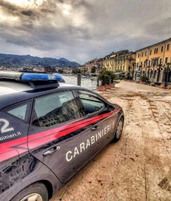 Salò: violenza sessuale su due giovani, arrestato un uomo
