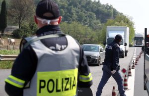 Ottantenne a piedi sulla tangenziale sud, salvata dalla pattuglia