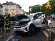 Nave, scontro camion-auto. In gravi condizioni madre e figlio