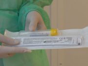 Covid-19: età media più bassa e carica virale più alta