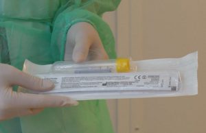 Covid-19: età media più bassa e carica virale più alta