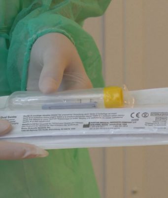 Covid-19: età media più bassa e carica virale più alta