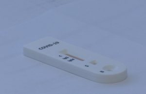 Da maggio in Lombardia test salivari al posto dei tamponi in ambito scolastico