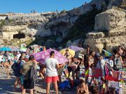 Covid-19, discoteche chiuse per sovraffollamento. Ma le spiagge? Lì si può tutto? Guardate queste immagini