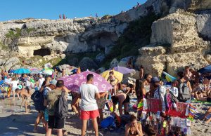 Covid-19, discoteche chiuse per sovraffollamento. Ma le spiagge? Lì si può tutto? Guardate queste immagini