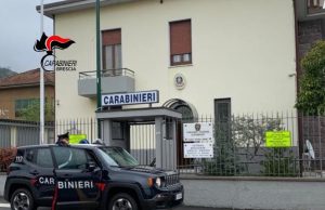 Giovane costruisce una motolov e la lancia in strada