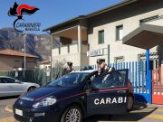 Picchia la moglie davanti alla figlia neonata, arrestato