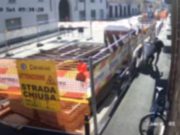 Aggredisce un anziano per rubargli il portafogli VIDEO