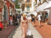 Turisti stranieri quasi assenti: crolla il lusso con 13 miliardi in meno