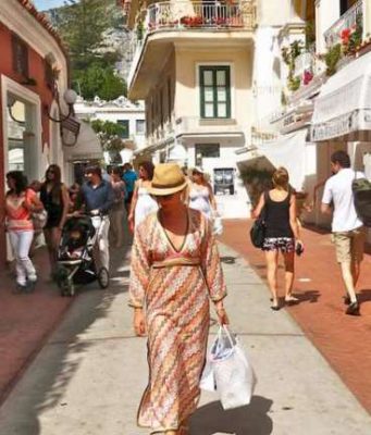 Turisti stranieri quasi assenti: crolla il lusso con 13 miliardi in meno