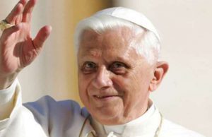 Ratzinger è in gravi condizioni di salute, la voce del Papa emerito sarebbe “appena udibile”