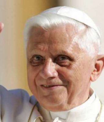 Ratzinger è in gravi condizioni di salute, la voce del Papa emerito sarebbe “appena udibile”