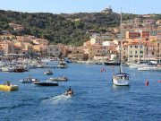 Lavoratore stagionale di un resort in Sardegna ricoverato per Covid-19, 450 persone in quarantena