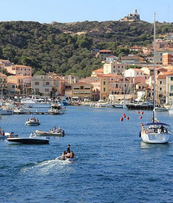 Lavoratore stagionale di un resort in Sardegna ricoverato per Covid-19, 450 persone in quarantena