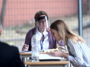 Scuola in presenza a settembre? Si segue il modello francese