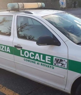 Ragazzo tenta di annegare un gattino a Rovato. Denunciato dalla Polizia Locale