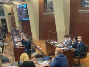 Sfiducia a Fontana: “botta e risposta” a colpi di mascherine