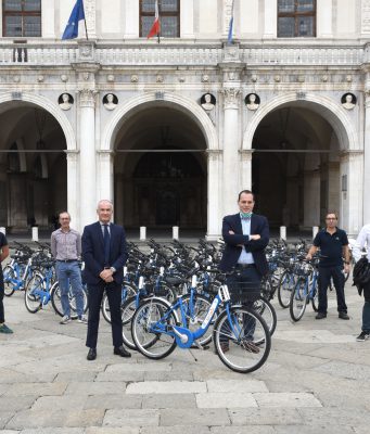 Bicimia cresce ancora: 150 nuove biciclette “azzurro Brescia”