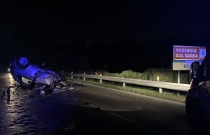 Pauroso scontro frontale tra due auto a Padenghe. Vittima una 81enne. LE IMMAGINI