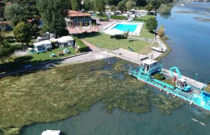 Rimosse 500 tonnellate di alghe nel Lago d’Iseo dai battelli spazzino