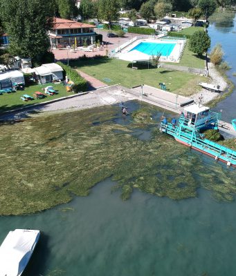 Rimosse 500 tonnellate di alghe nel Lago d’Iseo dai battelli spazzino