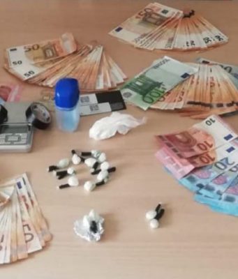 Spaccio di droga con distanziamento sociale, coppia in manette