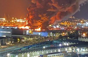 Incendio Ancona: in corso i monitoraggi per eventuali sostanze tossiche