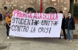 Studenti in piazza: “Vogliamo una scuola nuova, inclusiva e gratuita”