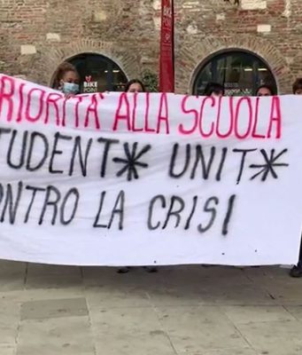 Studenti in piazza: “Vogliamo una scuola nuova, inclusiva e gratuita”