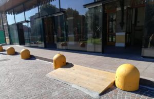 Un flash-mob per abbattere le barriere architettoniche della stazione di Desenzano