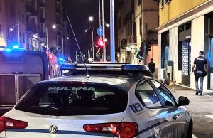 Prende a calci e pugni i poliziotti, arrestato