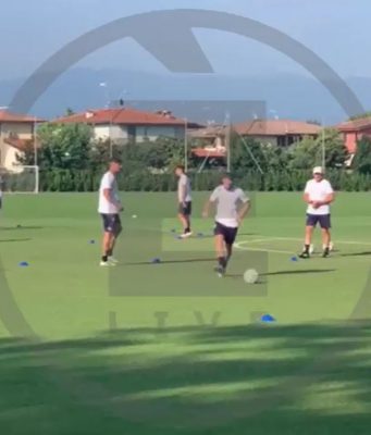 Milanello, il Milan batte il Brescia 3 – 1. Gli abbracci di Tonali ai compagni al termine della gara