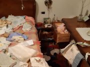 Tentano una truffa, ma la nonnina di 92 anni li prende a bastonate